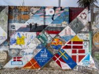 Wand voller bunter Malereien von Seglercrews - Horta - Faial